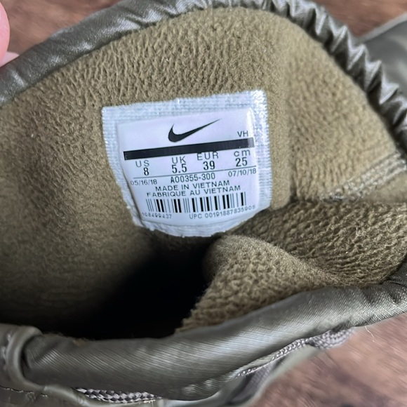 Nike Tanjun Sneaker High Rise Boots Size 8 Women’s Olive Green - Picture 3 of 3